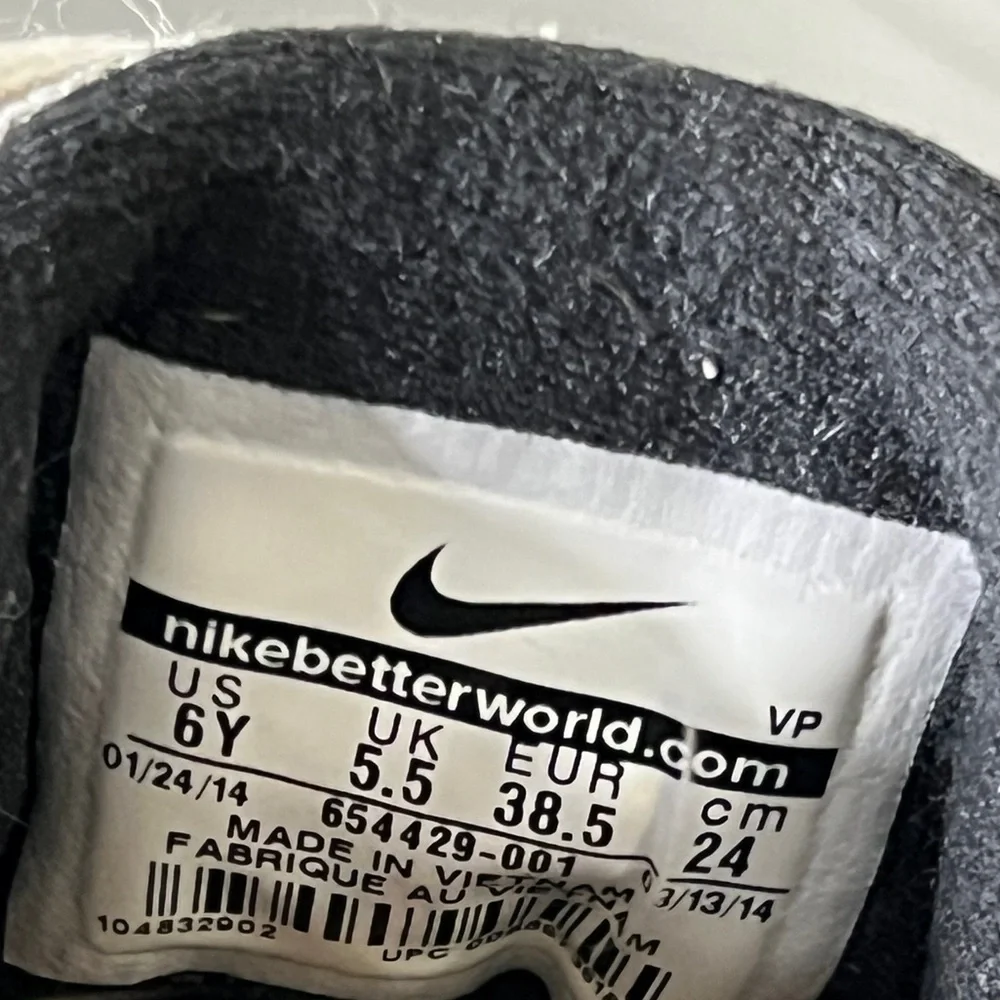 NIKE 6Y Boys Black with white swoosh with white rubber sole. Lace Up.